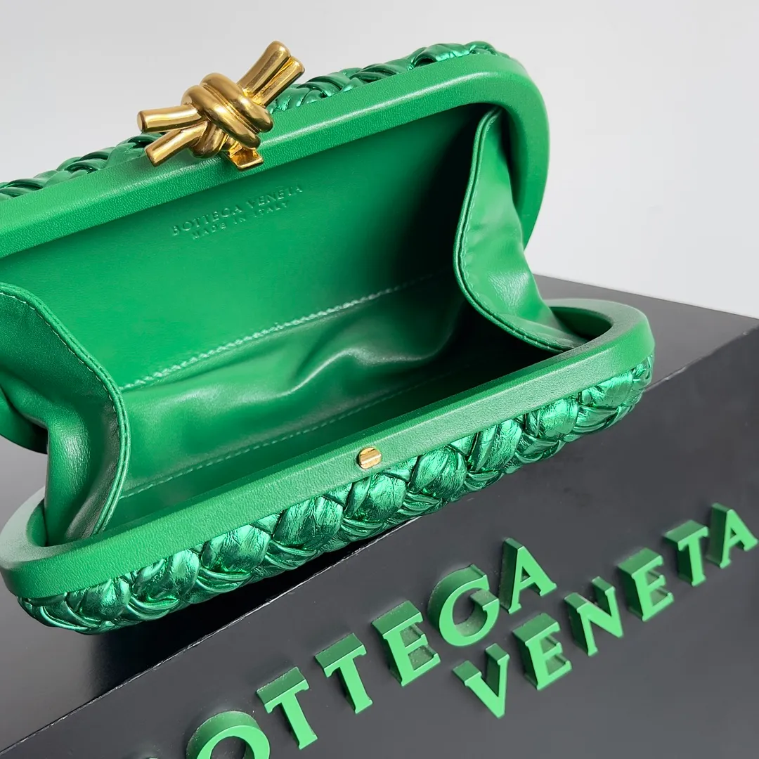 Batch 2020 BV Knot | The classic return of the evening bag. Original leather ➕ Stainless steel hardware ➕ 24k real gold plating ➕ Fully handmade. Those who know the history of our brand should have heard that the knot is a story of Bottega Veneta, and it is also one of the more important design elements. Matthieu Blazy's work this season sublimates Knot's classics, with a new knot design and a woven shoulder strap, plus Fouland Intreccio's weaving technology, adding some fashion to the retro and nostalgic feel of the past. Style number: 717622 Size: 20.5*6*12.5
